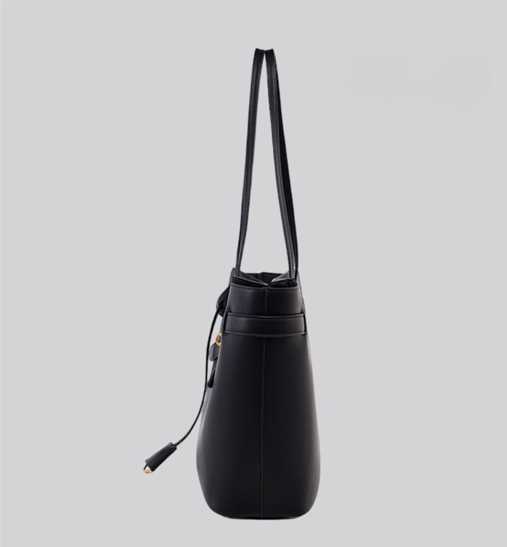 https://pub-0163500fb5fb40a68e00f65d140ad0cc.r2.dev/ec-products/20261018-mom/1019422373645/mom_side_bandcut_c3a99c4ffa.jpg