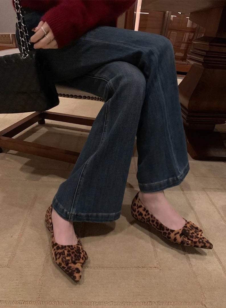 https://pub-0163500fb5fb40a68e00f65d140ad0cc.r2.dev/ec-products/20261018-mom/855997739774/leopard_seated_trim_5180d0d987.jpg