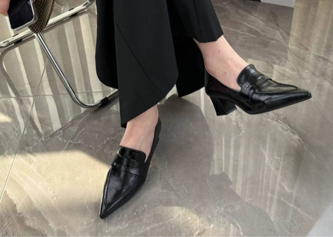 https://pub-0163500fb5fb40a68e00f65d140ad0cc.r2.dev/ec-products/20261018-mom/984876614831/black_worn_crop_d6c7d10f3e.jpg