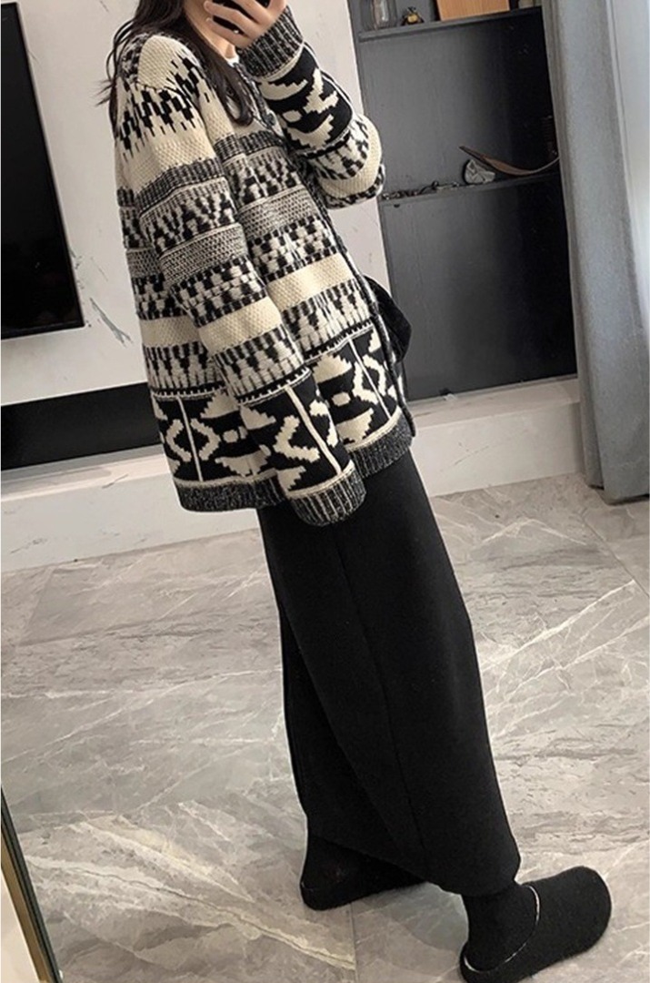 https://pub-0163500fb5fb40a68e00f65d140ad0cc.r2.dev/ec-products/20261018-mom/991486414757/mom_black_fairisle_trim_85aa3e2090.jpg