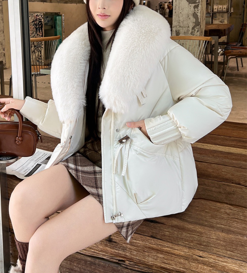 https://pub-0163500fb5fb40a68e00f65d140ad0cc.r2.dev/ec-products/20261019b-mom/957530903775/e4e5deda0d_j1_white_sitting_trim_e4e5deda0d.jpg